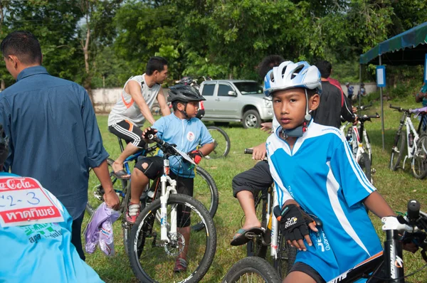 YALA, THAILANDIA - 1 APRILE: Ragazzo non identificato aspetta sulla sua montagna — Foto Stock