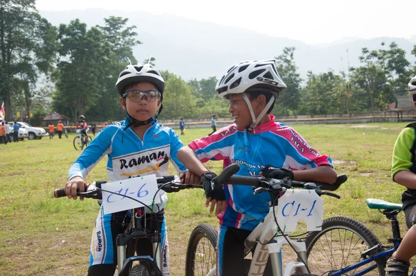 Яла, Таиланд - 1 апреля: Неопознанные мальчики ждут на горном велосипеде — стоковое фото