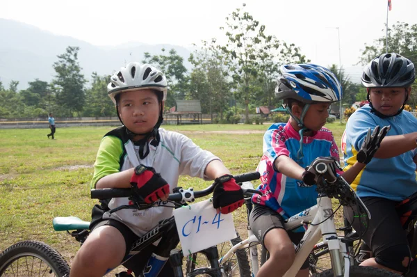 YALA, TAILÂNDIA - ABRIL 1: Meninos não identificados esperam na bicicleta de montanha — Fotografia de Stock