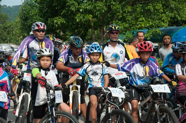 YALA, TAILÂNDIA - ABRIL 1: Meninos não identificados esperam na bicicleta de montanha — Fotografia de Stock