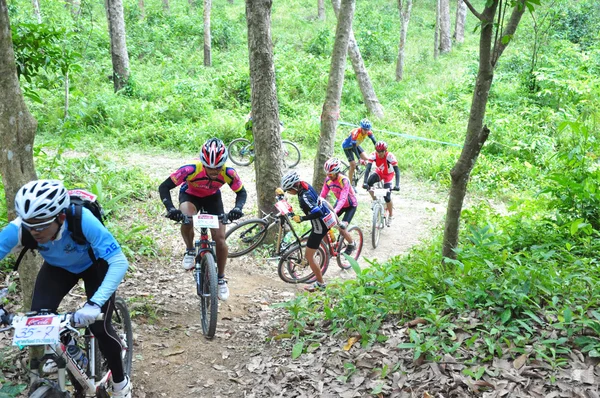 YALA, THAILANDIA - 1 APRILE: Uomini non identificati in mountain bike f — Foto Stock