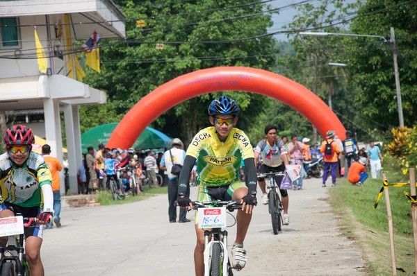 Yala, thailand - 1. april: unbekannter mann fährt mountainbike — Stockfoto