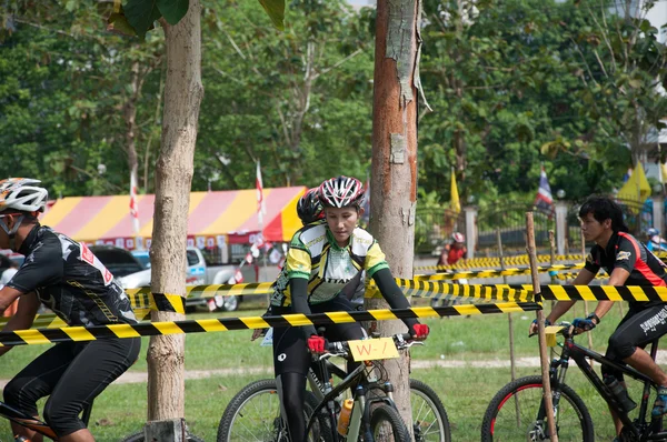 Yala, thailand - 1 april: oidentifierad kvinna Rider mountainbike — Stockfoto