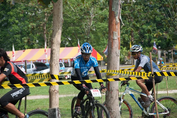 Yala, thailand - 1 april: oidentifierad man rider mountain bike f — Stockfoto