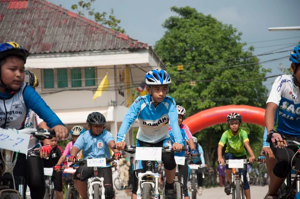 YALA, TAILANDIA - 1 DE ABRIL: Niños no identificados en bicicleta de montaña f — Foto de Stock