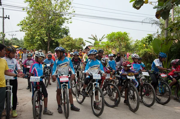 Yala, thailand - 1 april: oidentifierade pojke väntar på hans berg — Stockfoto