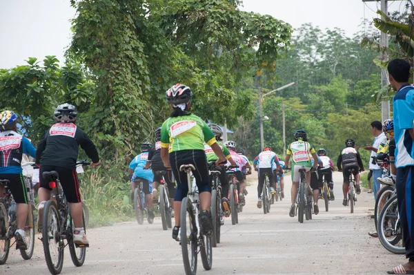 Yala, thailand - 1. april: unbekannte jungs fahren mountainbike f — Stockfoto