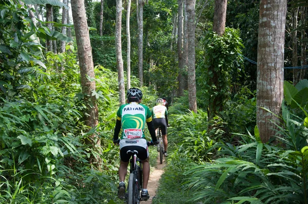 YALA, THAÏLANDE - 1 AVRIL : Un homme non identifié fait du VTT f — Photo