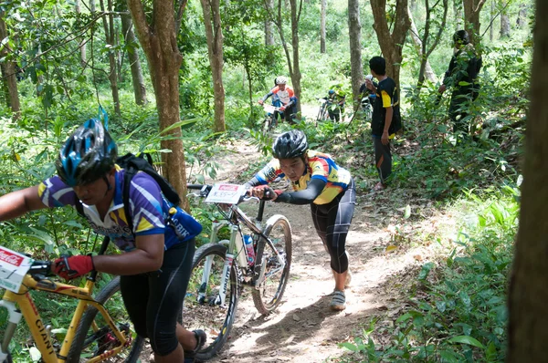 yala, Tayland - 1 Nisan: kimliği belirsiz dağ b ile yürüyor