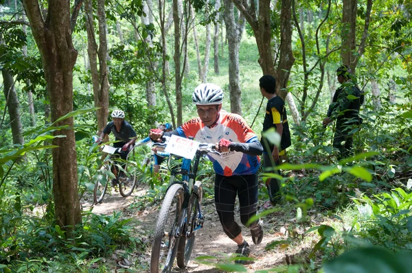 YALA, THAÏLANDE - 1 AVRIL : Un homme non identifié marche avec la montagne b — Photo