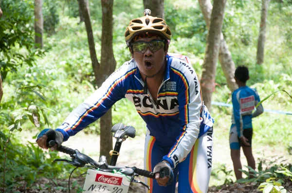 YALA, TAILANDIA - 1 DE ABRIL: Un hombre no identificado camina con la montaña b — Foto de Stock