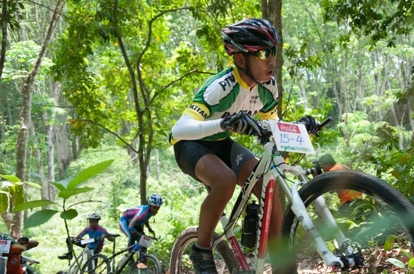 Yala, Thajsko - 1. dubna: neznámý kluk jede horské kolo f — Stock fotografie