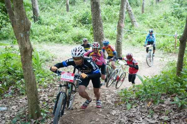 Yala, thailand - 1 april: oidentifierad man rider mountain bike f — Stockfoto