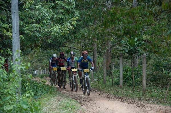 YALA, THAILANDIA - 1 APRILE: Uomini non identificati in mountain bike f — Foto Stock