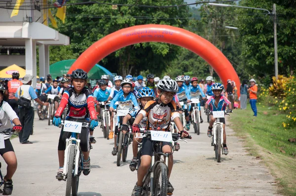 YALA, THAILANDIA - 1 APRILE: Ragazzi non identificati in mountain bike f Immagine Stock