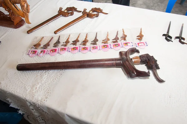 Яла, Таиланд - 9 февраля: Яла Раман Исламские кинжалы на столе — стоковое фото