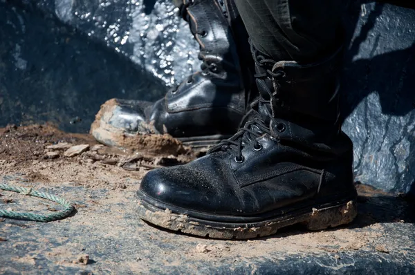 çamurdan kirli botları