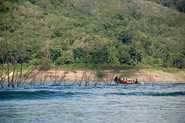 YALA, THAILAND-SEPTEMBER 21: Turistas não identificados no barco t — Fotografia de Stock