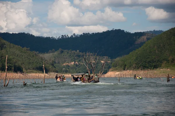 Yala, thailand-september 21: unbekannte touristen auf dem boot t — Stockfoto