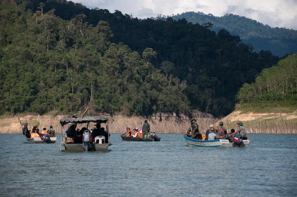 Yala, Thaiföld-szeptember 21: azonosítatlan turisták a csónak nyo — Stock Fotó