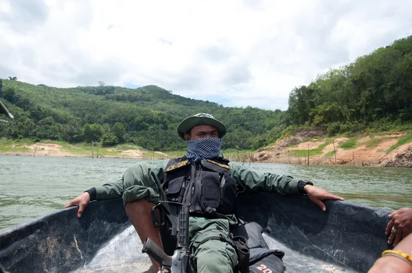 YALA, TAILANDIA-SEPTIEMBRE 21: Policía no identificado se sienta en el —  Fotos de Stock