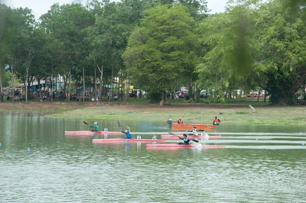 YALA, THAÏLANDE - 29 AOÛT : Course de bateaux de ligne pour la compétition en — Photo