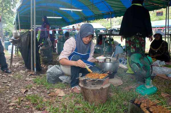 ヤラは、タイ - 8 月 29 日: ヤラー若いイスラム教の女性料理焼きたて str — ストック写真