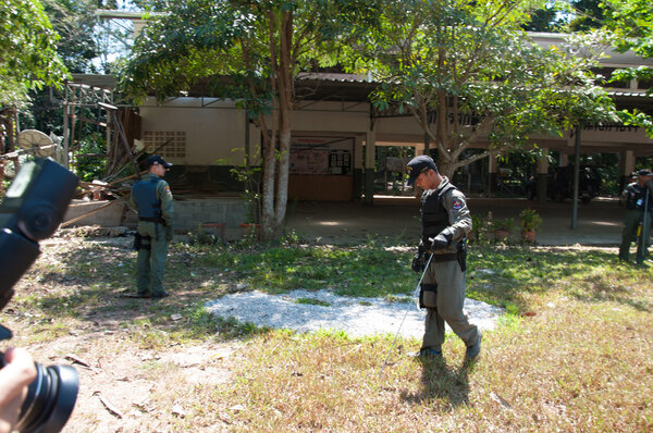 YALA, THAILAND - 23 февраля: Полиция по утилизации взрывчатых веществ
