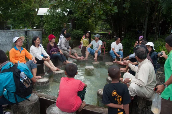 YALA, THAÏLANDE - 11 JUILLET : Les touristes non identifiés voyagent et se détendent — Photo