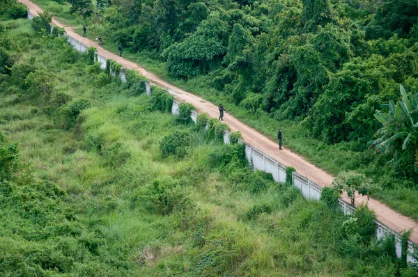 Yala, thailand - dez 5: unbekannter soldat steht bereit für p — Stockfoto