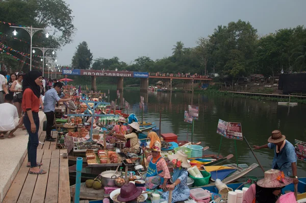 SONGKHLA, TAILANDIA - 11 de agosto: Muchos comerciantes de Songkhla venden — Foto de Stock