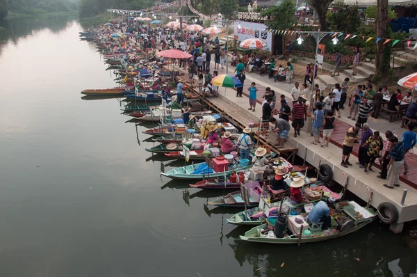 Songkhla, thailand - augusti 11: många songkhla handlare säljer — Stockfoto