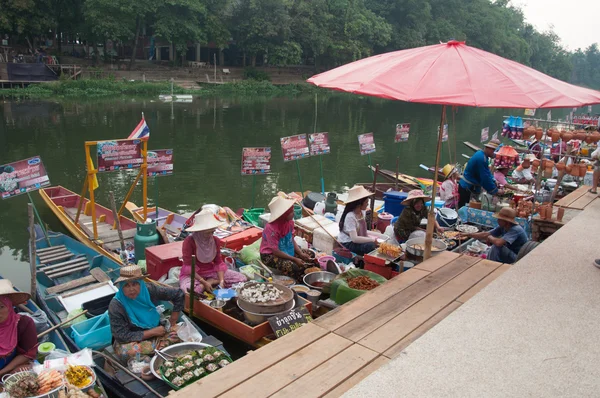 Songkhla, thailand - augustus 11: een heleboel songkhla handelaren verkopen — Stockfoto