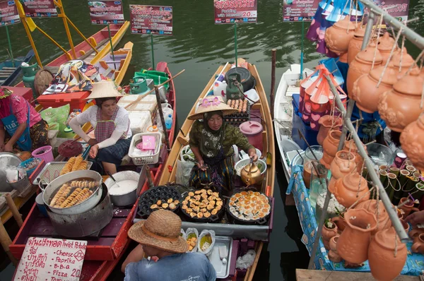 Songkhla, thailand - augusti 11:water marknaden kvinnliga köpmän sel — Stockfoto