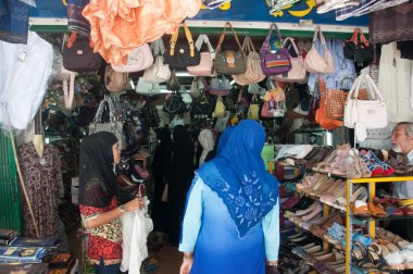 yala, Tayland - Ağustos 15:muslim için hediyeler bef ayakkabı kadın satın