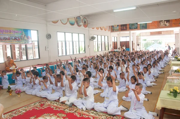 YALA, THAILAND - AUGUST 15:Youg Buddhism students do activity in — Stock Photo, Image