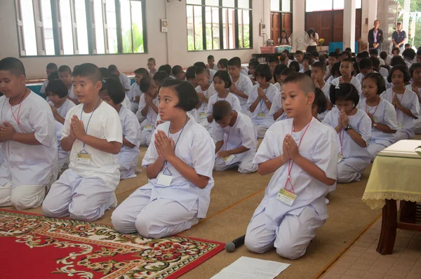 YALA, THAILAND - AUGUST 15:Youg Buddhism male student pray in Bu — Stock Photo, Image