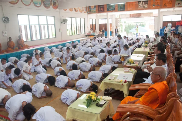 YALA, THAILANDIA - 15 AGOSTO: Gli studenti buddhisti Youg pregano in Buddhi — Foto Stock