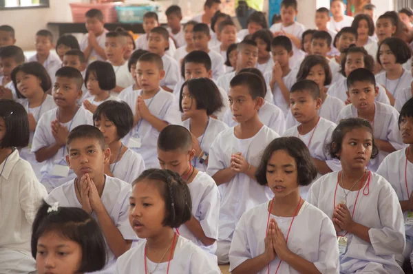 YALA, THAILAND - AUGUST 15:Youg Buddhism students pray in Buddhi — Stock Photo, Image