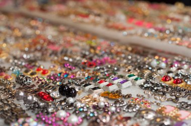 satmak için renkli küpeler