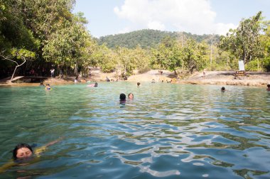 Krabi, Tayland - 26 Ekim: tanımlanamayan turistler oyun içinde emer