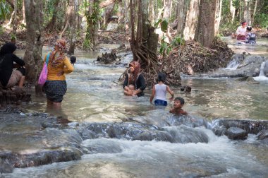 Krabi, Tayland - 26 Ekim: tanımlanamayan genç erkek çocuk bilgisiyle