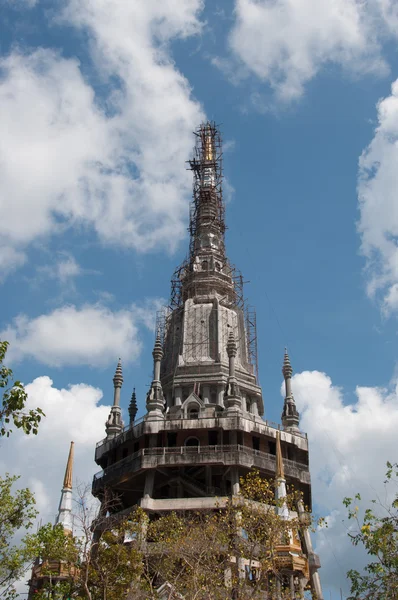 建设的佛塔在老虎洞寺甲米，泰国 — 图库照片