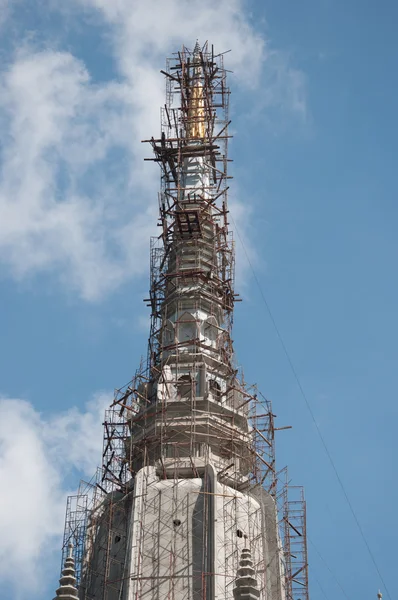 建设的佛塔在老虎洞寺甲米，泰国 — 图库照片