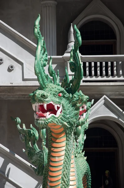 Statua testa di drago al tempio grotta di tigre krabi, Thailandia — Foto Stock