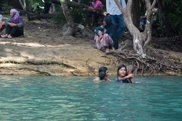 KRABI, TAILÂNDIA - OUTUBRO 26: turista feminina não identificada com m — Fotografia de Stock