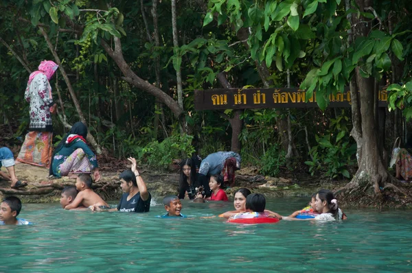 KRABI, TAILÂNDIA - OUTUBRO 26: turista feminina não identificada com m — Fotografia de Stock