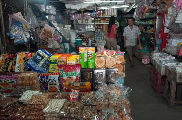 KRABI, THAILAND - OUTUBRO 26: Alimentos, lanches, biscoitos, nozes e bea — Fotografia de Stock