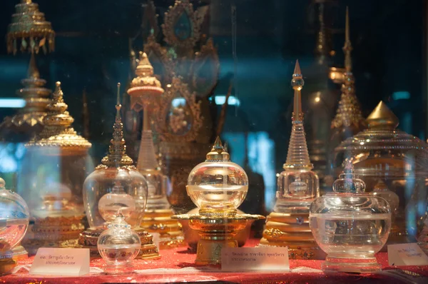 Krabi, thailand - oktober 27: heiliger buddha bone in glass box disp — Stockfoto