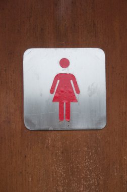 tuvalet önünde kadın sembolü